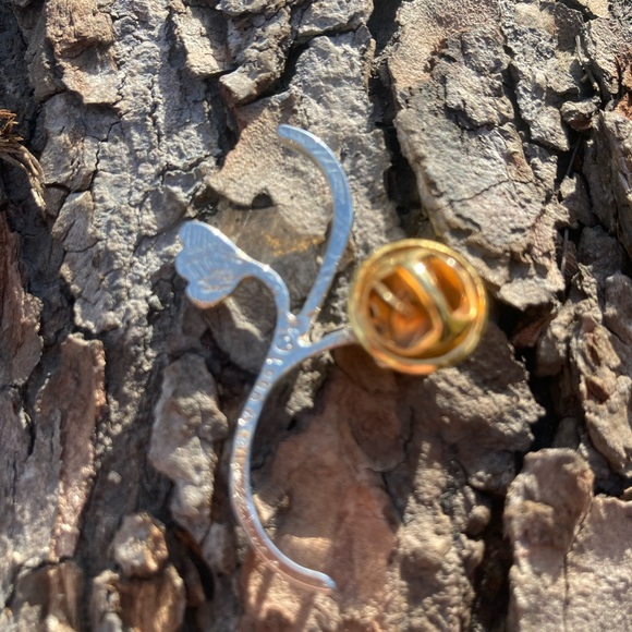 Two-Toned Flower Pin - Picture 2 of 4